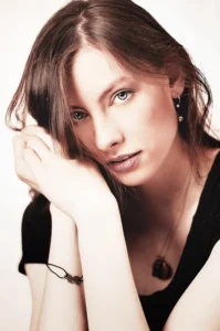 Portret kobiety w tajemniczym stylu