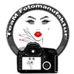 Fotograf TeamFotoManufaktura logo czarno białe z czerwonym akcentem