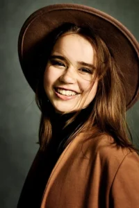 Młoda uśmiechnięta dziewczyna w kapeluszu