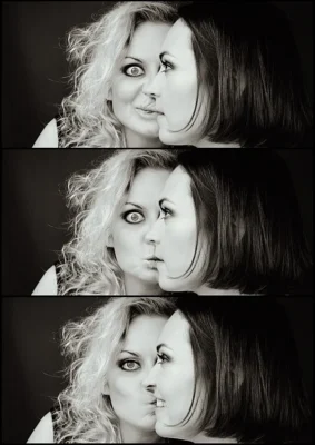 Czarno-biała sesja portretowa dwóch kobiet o kontrastujących spojrzeniach i ekspresjach