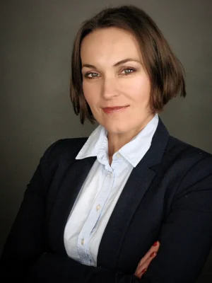 Portret kobiety w biznesowym stroju, z pewnym siebie spojrzeniem